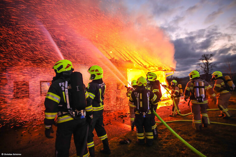 Funkenflug bei Großbrand (Christian Schürrer)