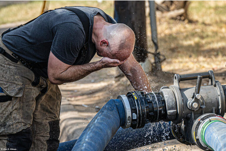 US-Feuerwehrmann bei 41°C im Einsatz